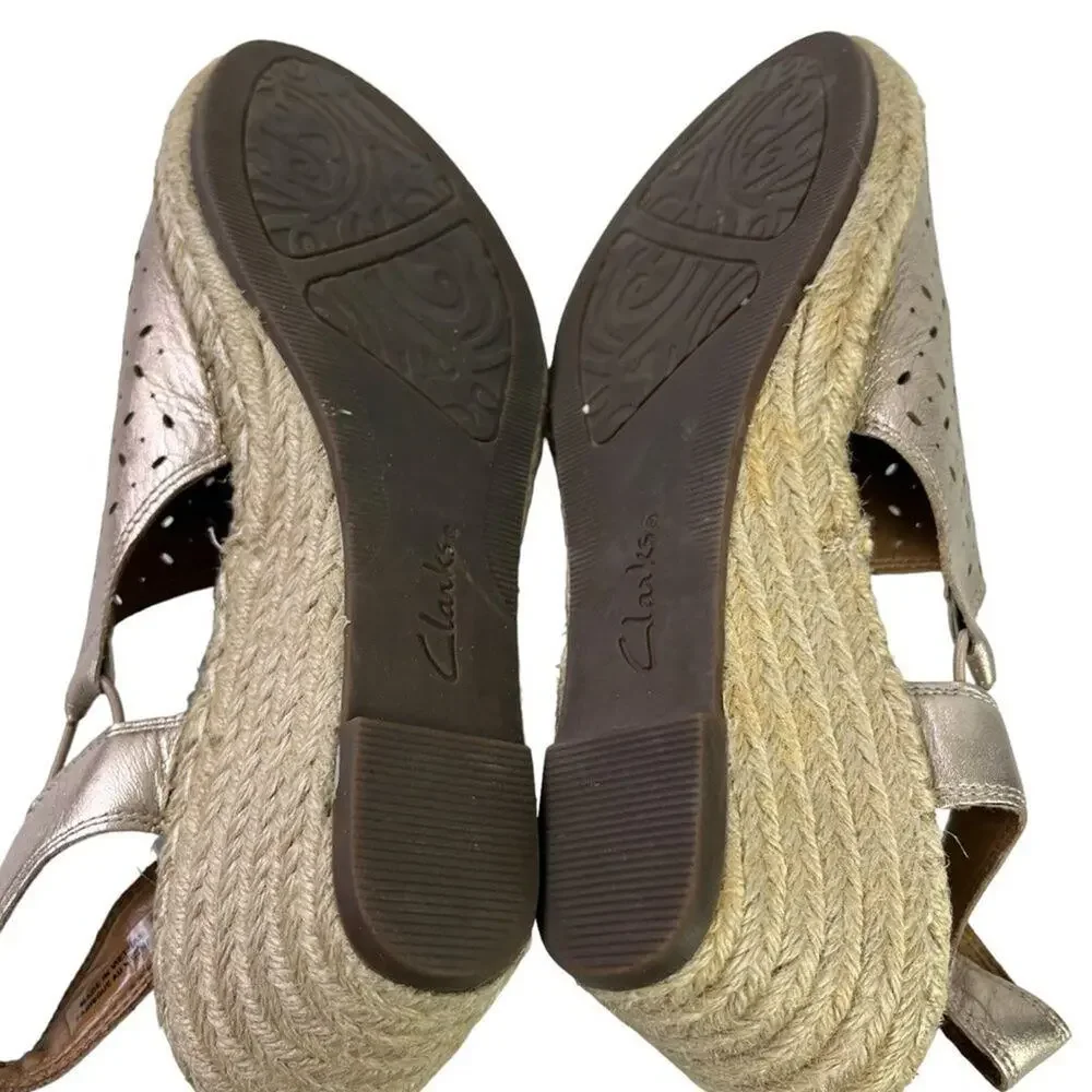 Clarks Artisan Espadrille Wedge Slingback Sandals Gold Perforated Shoes sz 9.5 W